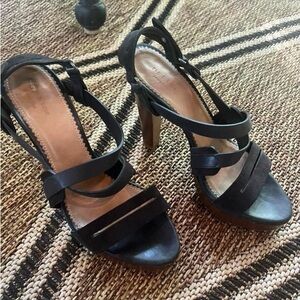 Rag and Bone black sandals with wooden heels
Size 36
4.5“ heel w/ 1.5“ platform